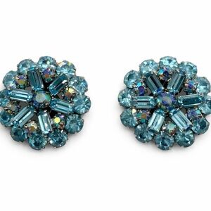 Vintage Weiss 1950s Emerald Round Teal Blue Cut Crystals Dome Clip Earrings 1 In